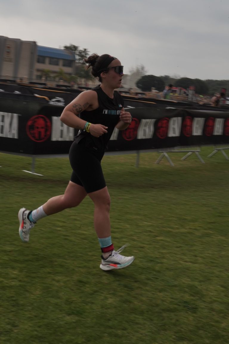 Irene, psicóloga deportiva en Granada, en la carrera de una carrera híbrida